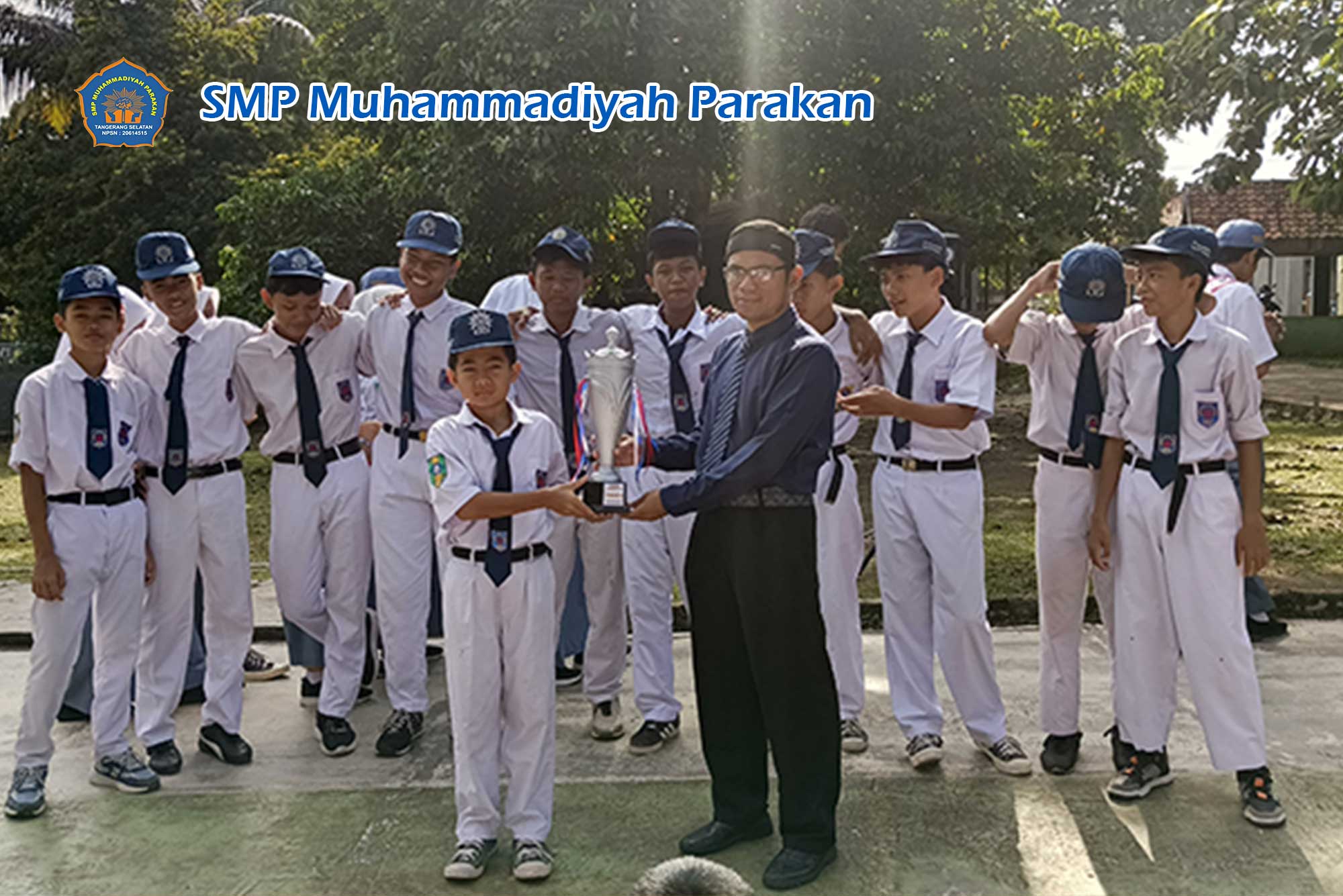 Siswa SMP Muhammadiyah Parakan sedang mengikuti upacara bendera.